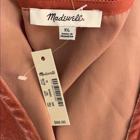 Host Pick 🛍️ Madewell Velvet Tulip-Sleeve Ruffle Top - Picture 11 of 11